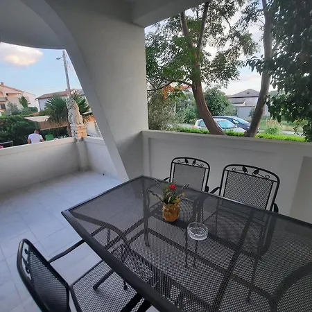 Gemuetliche Fuer Familien Mit Terrasse Barbat na Rabu